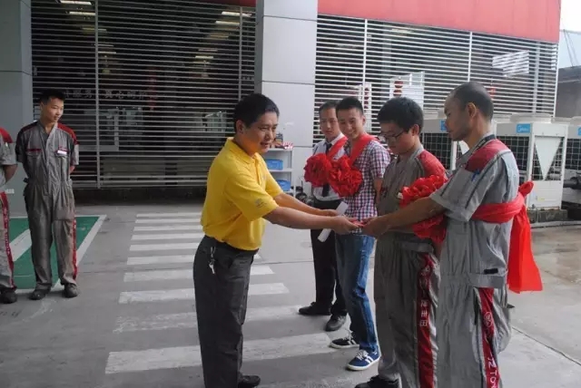 (售后經(jīng)理為售后服務部優(yōu)秀員工頒獎) (售后經(jīng)理為售后服務部優(yōu)秀員工頒獎)